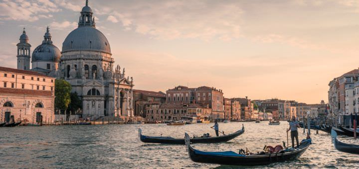 Canal Grande, la chiesa della Salute ed alcune gondole