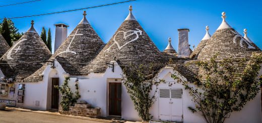 Trulli con disegni sui tetti