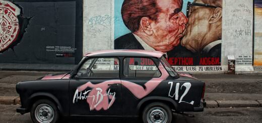 Il famoso dipinto sul muro di Berlino